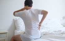 После сна спина болит что это