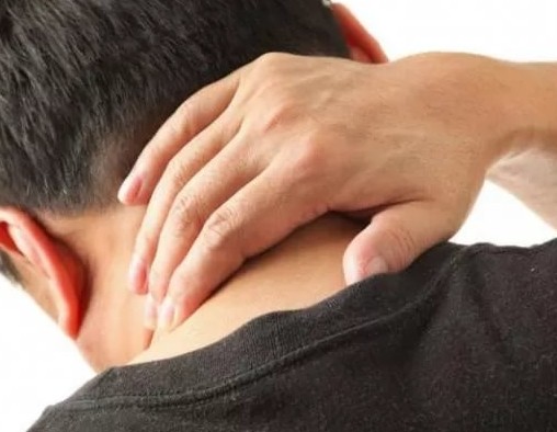 При наклоне болит затылок головы