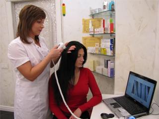 Болит голова на макушке от волос