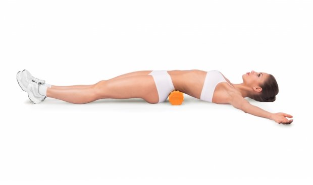 Японская гимнастика с валиком для позвоночника