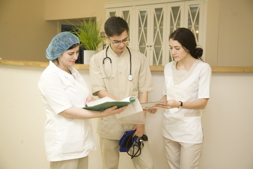 Боль в правом подреберье сзади со спины: причины, диагностика и лечение