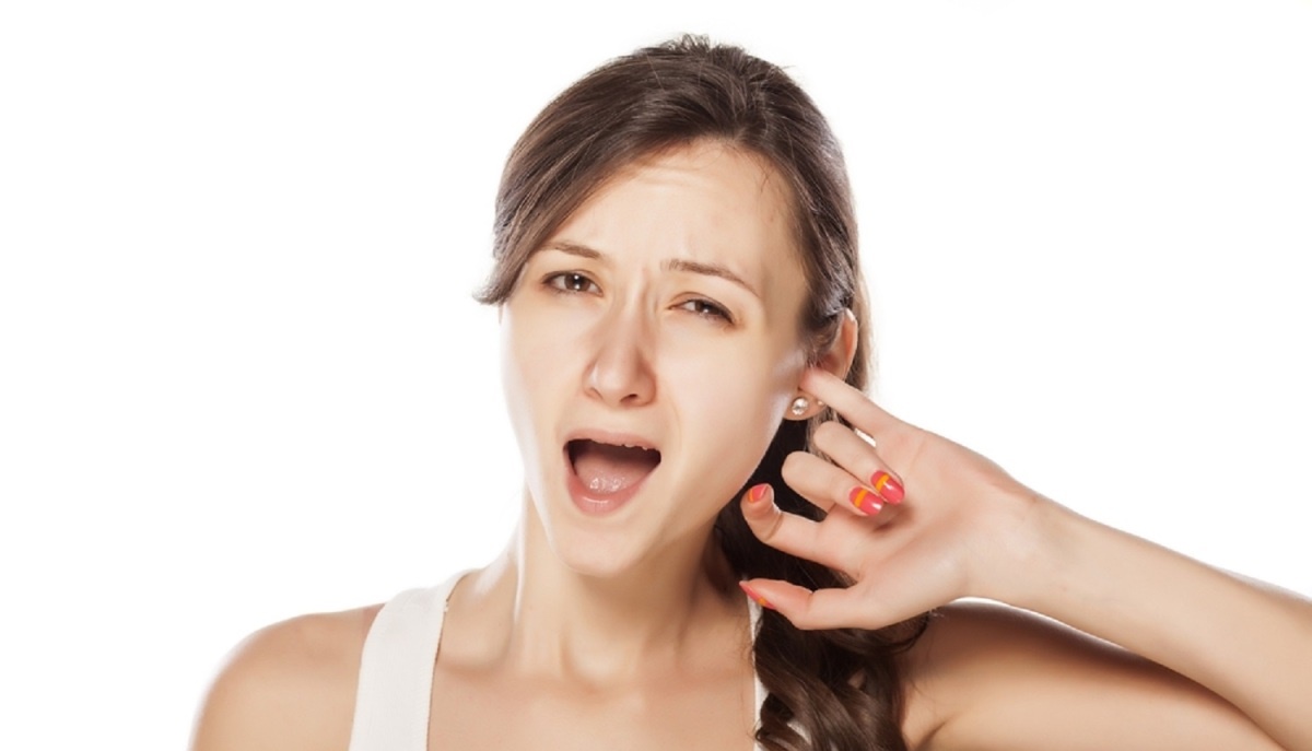 болит голова давит виски и закладывает уши