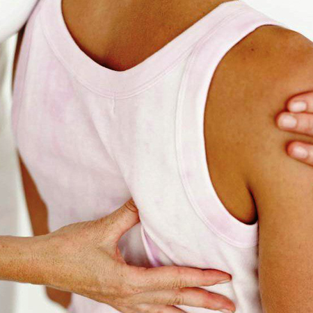 Болит спина в области позвоночника чуть ниже лопатками