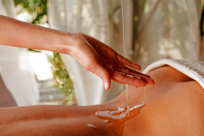 Нанесение массажного масла