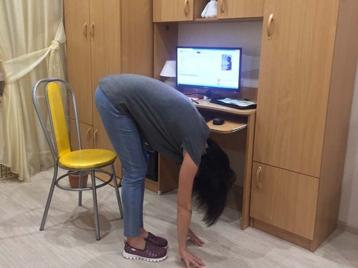 Наклон к прямым ногам в йоге называется УТТАНАСАНА.