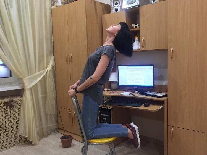 Упрощенное выполнение позы верблюда.