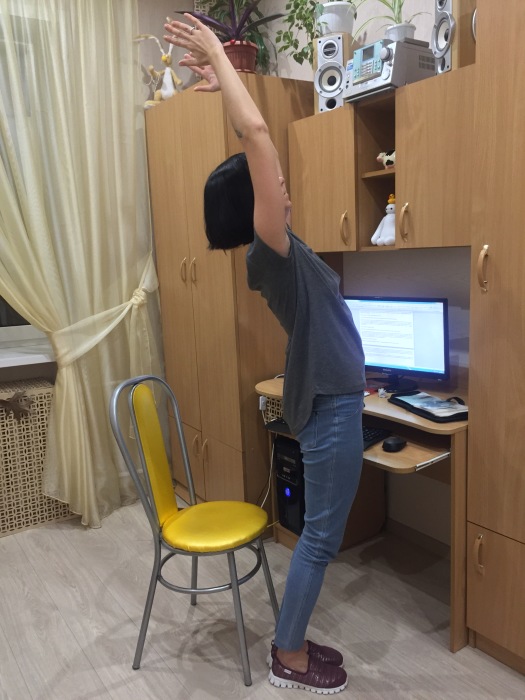 При прогибе назад важно напрячь мышцы ягодиц.