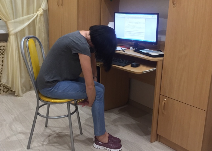 Стремимся округлишь спину подобно кошке.